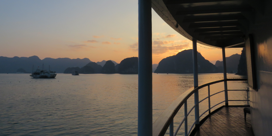 Auringonlasku Ha Long Bayn yllä veneestä katsottuna